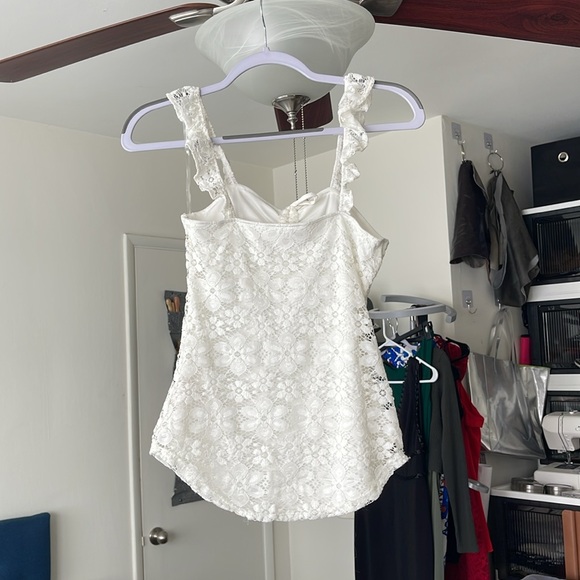 💕Beautiful Cream Lace Tank Top💕 - Picture 2 of 7